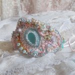 Bracelet Dentelle Menthe manchette Haute Couture brodé avec des Cristaux de Swarovski, des perles en verre de bohème, des rocailles et des fleurs Lucite en résine